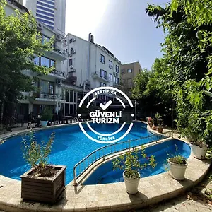 Blanche & Garden Pool Otel
